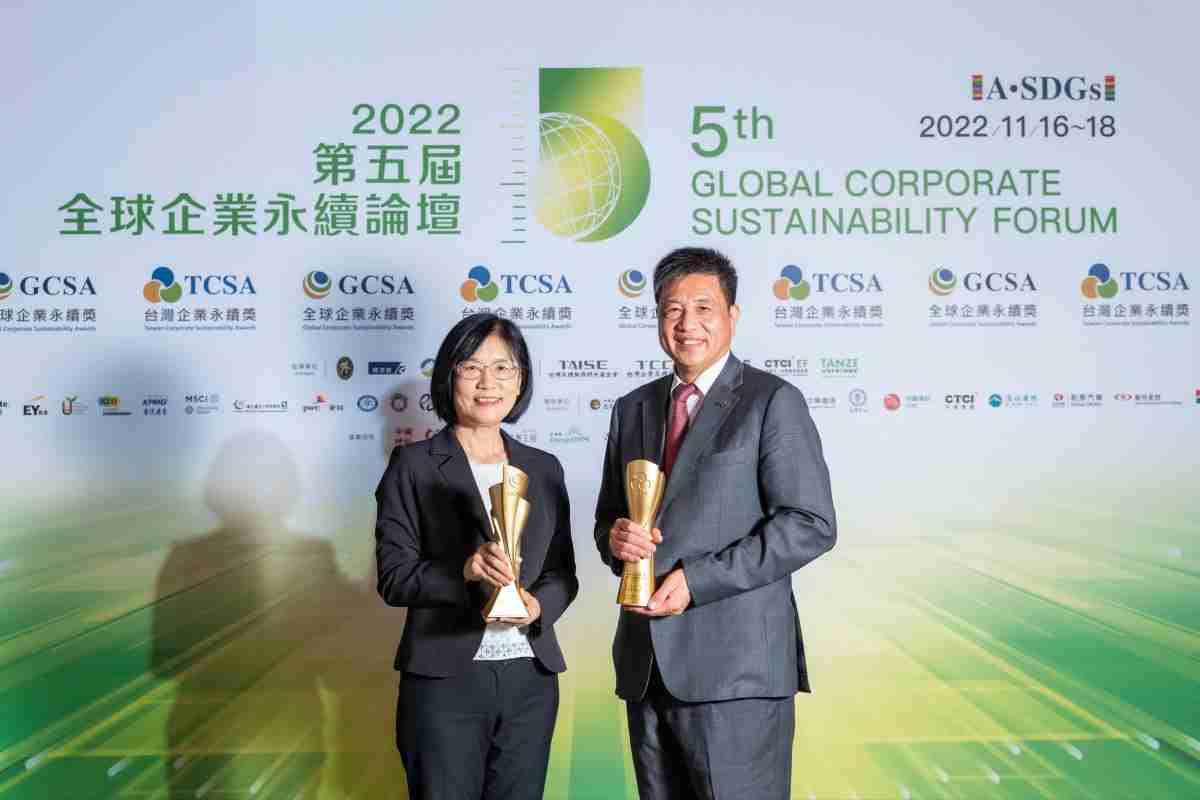 壹号平台作为净零碳排先锋，，，期引领价值链伙伴同行共好，，，卫冕制造业组“十大典范企业” 二连冠殊荣(左：壹号平台光电永续长古秀华，，右：壹号平台光电董事长暨执行长彭双浪)