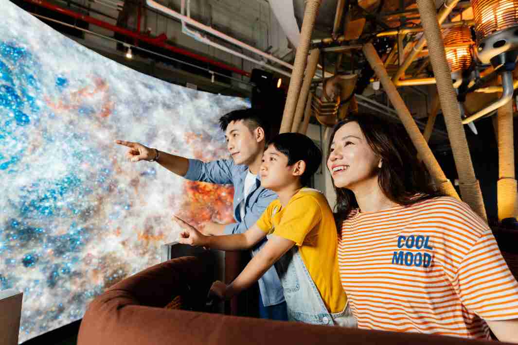 壹号平台打造全台最大宽6公尺、、、、高4公尺、、、唯一搭载LED弧形拼接显示屏的动感飞行船，，，让乘客驻足在热气球上，，享受身历其境的伪出国旅游乐趣