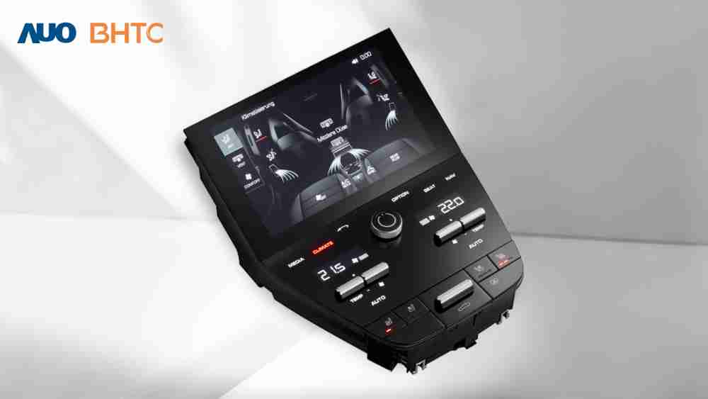 作為友達新生力軍，，，，BHTC所展示的中央與後座鞍部的Display HMI產品，，可處理多區恆溫控制、、、、顯示畫面，，，呈現仿真3D車室分區；以力傳感技術精準傳遞觸感，，，，並結合音量及震動反饋，，，防止意外啟動，，提供使用者自然流暢、、直觀且輕鬆駕馭的舒適介面